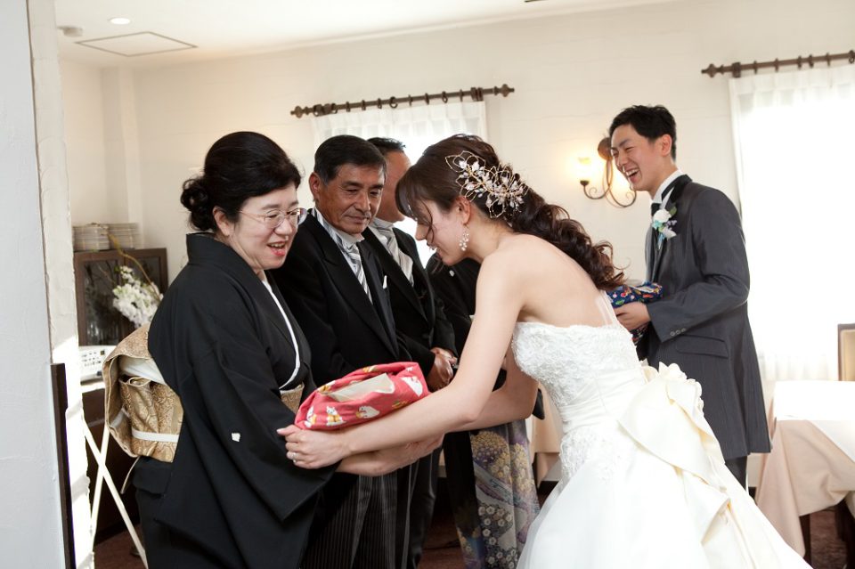 結婚式で手紙を読みたくない方でも大丈夫 手紙の代わりになる演出 でら婚