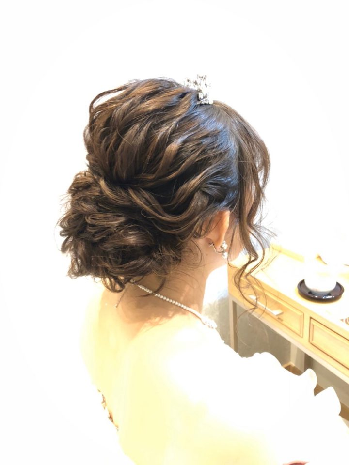 21年最新 ウエディングドレスに似合うヘアスタイルとは 人気のヘアアレンジまとめ でら婚