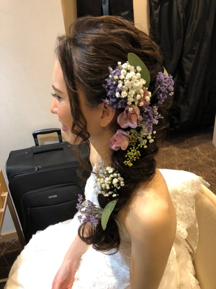 22年最新 ウエディングドレスに似合うヘアスタイルとは 人気のヘアアレンジまとめ でら婚