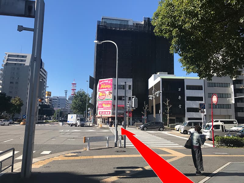 出てすぐの交差点「葵町西」を直進し西側へ渡ります。