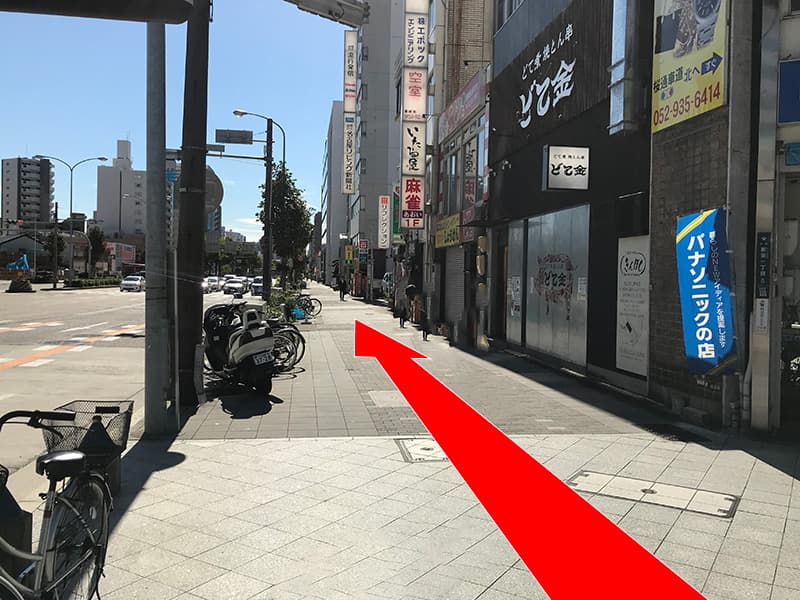 そのまま「広小路葵南」の交差点を越え、約100mほど直進します。