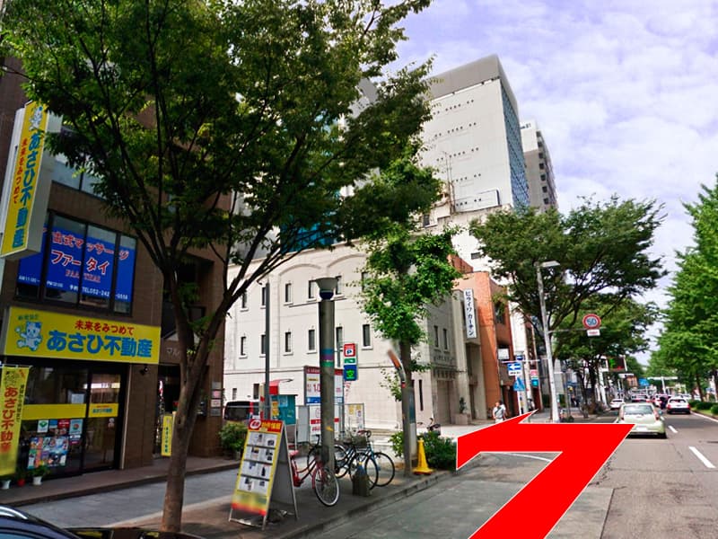 50mほど走った1つ目の角（一方通行）を左折します。
