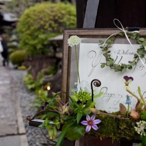 ウェルカムグッズに花を添えて